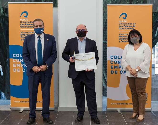 El abogado Carlos La-Chica Pareja con la distinción/TA.